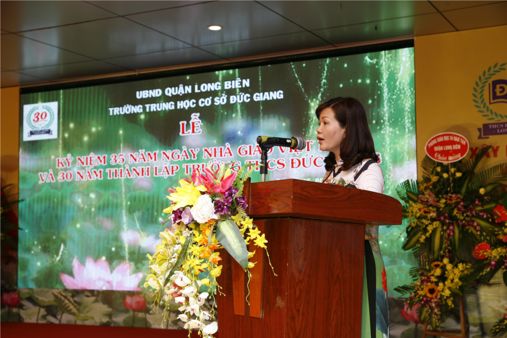Đ.c Đinh Thu Hương - Phó chủ tịch UBND quận Long Biên phát biểu trong buổi lễ.JPG